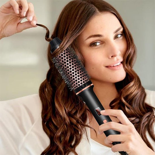 Woman using Brosse Chauffante Professionnelle - Lissage Parfait & Volume Éclatant for smooth and voluminous hair.