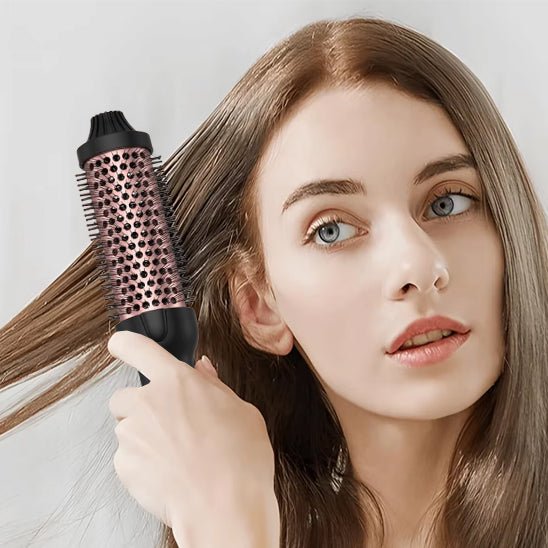 Woman using Brosse Chauffante Professionnelle - Lissage Parfait & Volume Éclatant for smooth and voluminous hair styling.